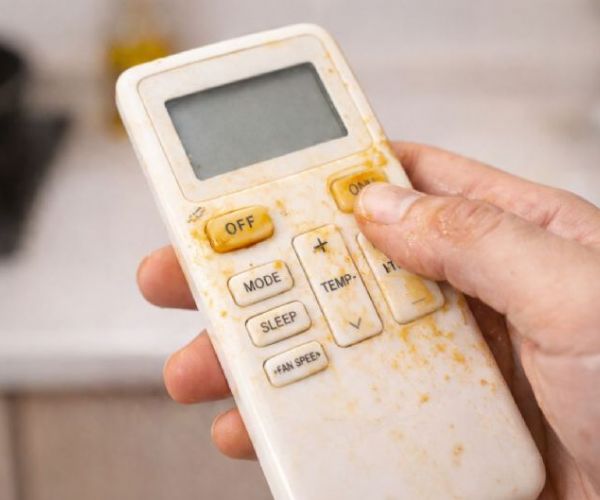 冷氣遙控器容易卡油污？正確清潔方法與保養技巧解析